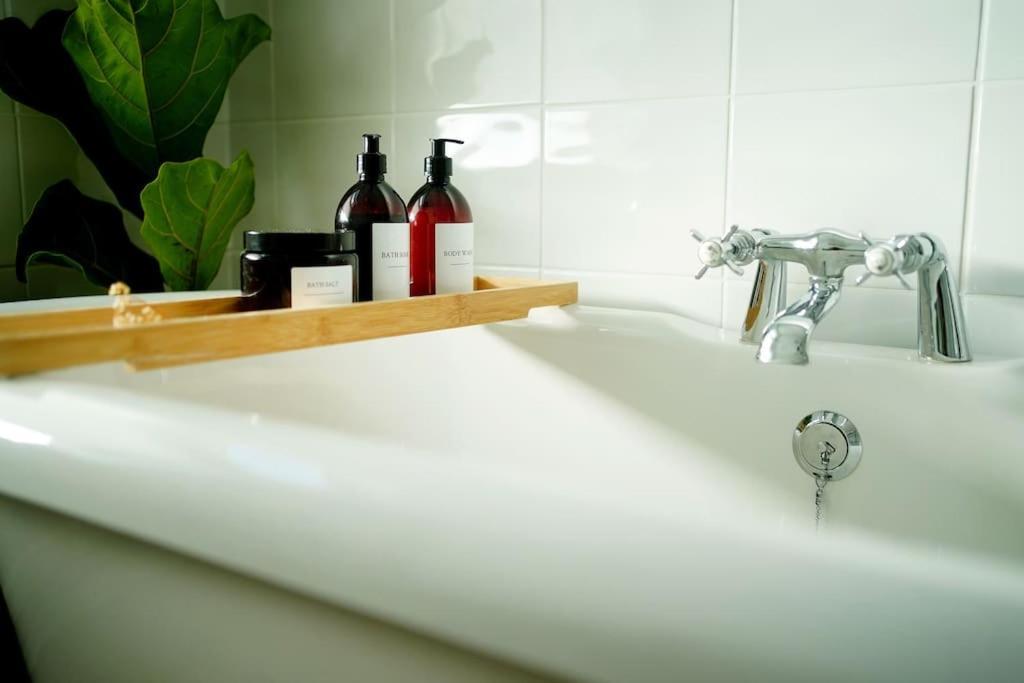 Northdene Cottage - Cosy Old Fisherman'S Cottage Two Mins From Sea - Free Parking - Wood Burning Stove - Roll Top Bath - Dog Friendly Deal Ngoại thất bức ảnh
